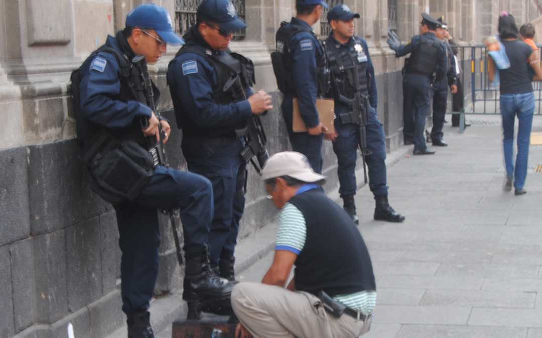 Postal. ¿RECIBIRÁ PROPINA EL LIMPIABOTAS MEXICANO?